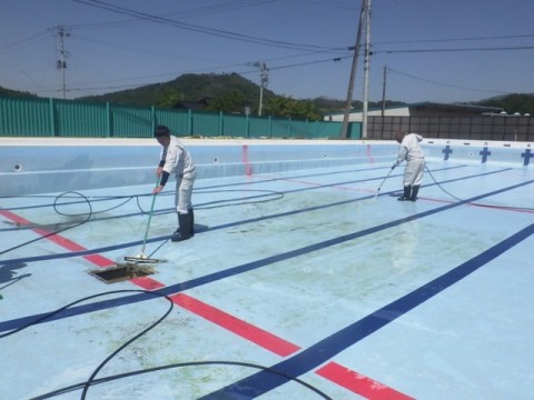 掛田小学校のプール清掃