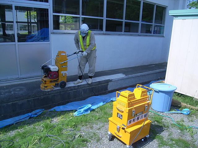 コンクリート表面の汚染物質を研磨により除去
